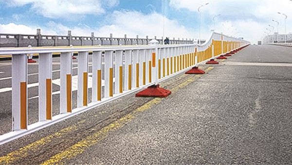 公路護（hù）欄