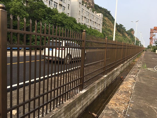 江西省（shěng）九江市（shì）翔升船廠圍（wéi）牆護欄（lán）