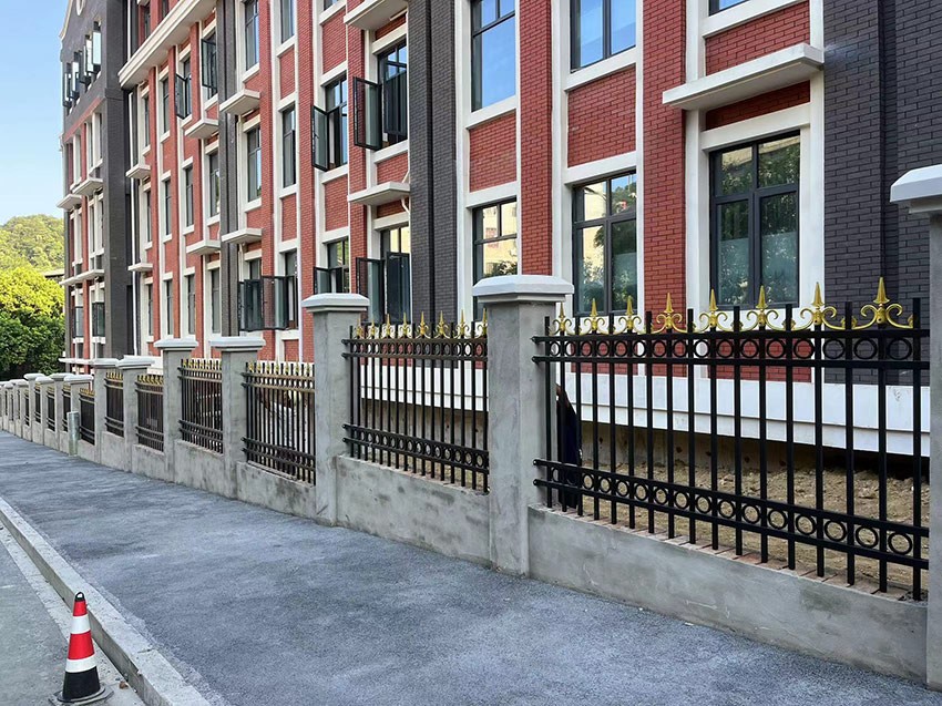 圍牆欄杆（gǎn）